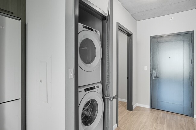 Photo - 933 W Washington Blvd