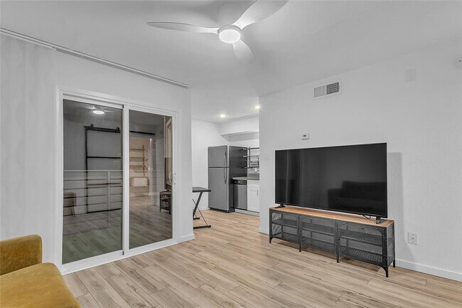 Building Photo - 1840 Burton Dr Unit 184