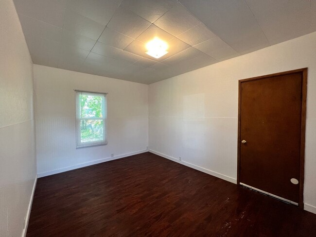 Photo - Cottage Style 1 Bed Home with a Large Yard...