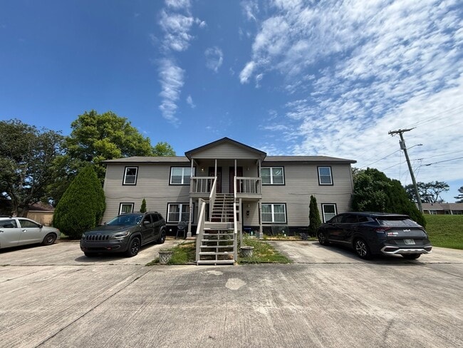 Building Photo - 605 Adelle St SW Unit C