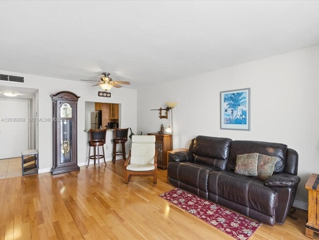 3588 Collins Ave Unit 504