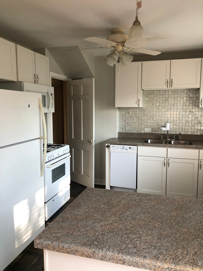 Building Photo - 10641 S Artesian Ave