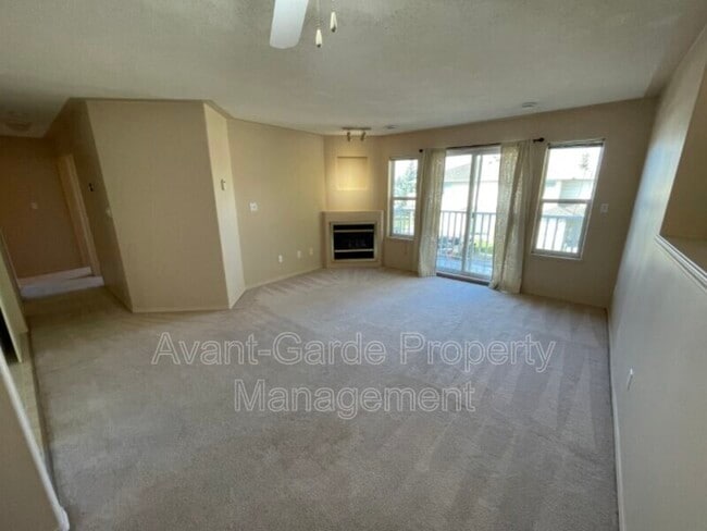 Building Photo - 4405-4437 37 St Unit #13