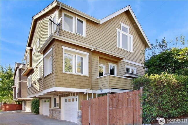 Building Photo - 3bd/2ba Seattle Townhome