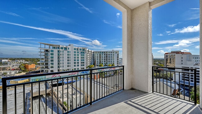 Building Photo - 33 S Palm Ave Unit The DeMarcay