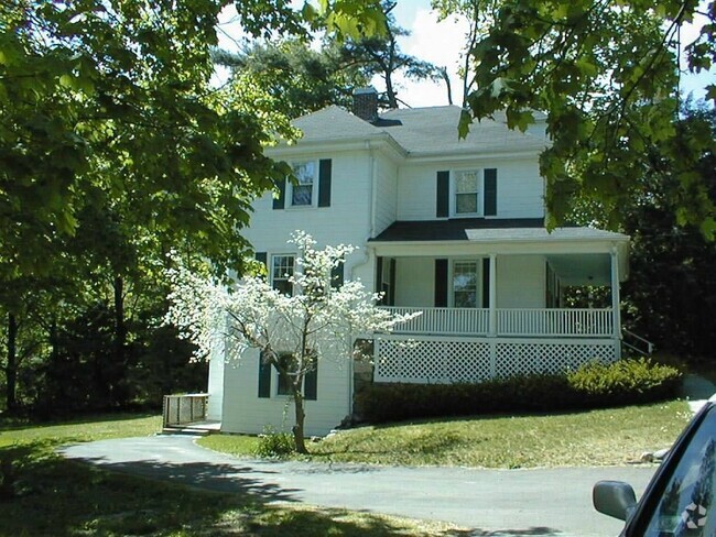 Building Photo - 138Rear Weston Rd Unit 138R Rental