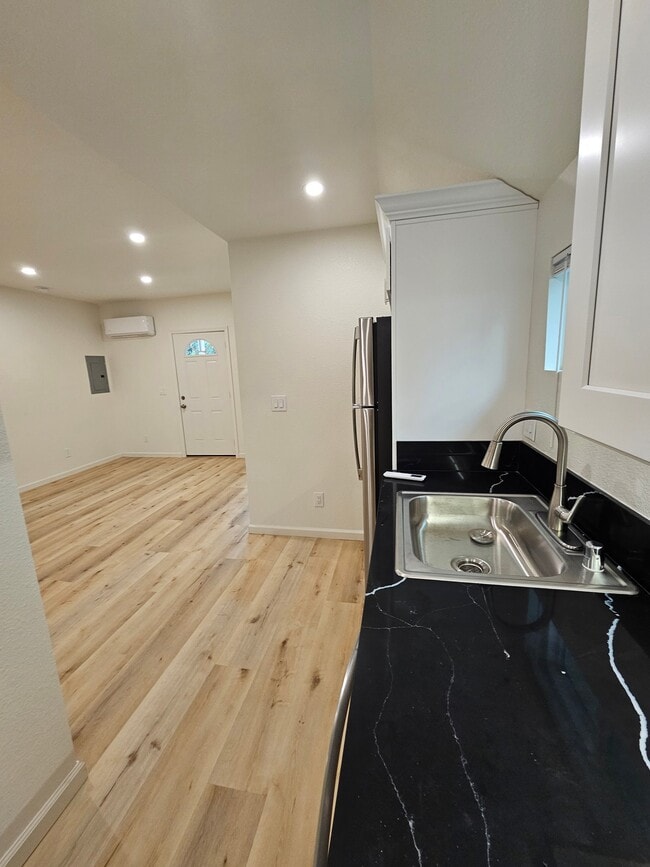 Photo - 439 Neal St Unidad 3