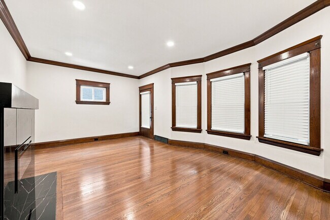 Photo - 1320 W 64th St Unit Newly Renovated Gordon Sq Apt