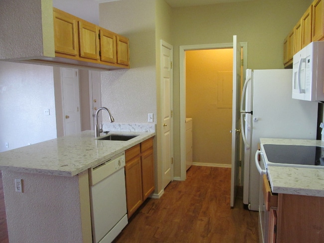 Photo - 5401 E Van Buren St Unidad 2058 Rental