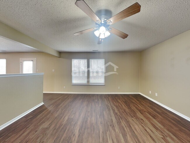 Photo - 536 Runnymede Ct