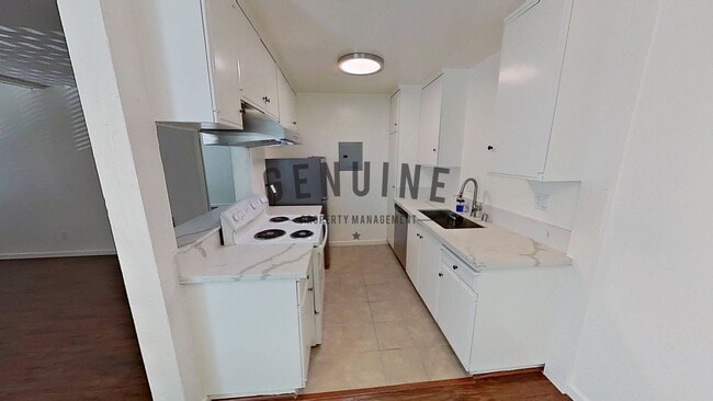 Photo - Upstairs 1 Bedroom in Desirable Macarthur Village ~ Community Pool and Tennis Courts