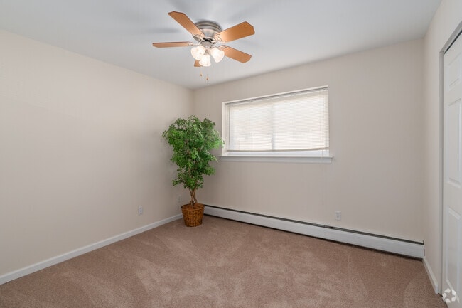 2BR, 1BA - 850SF - Bedroom