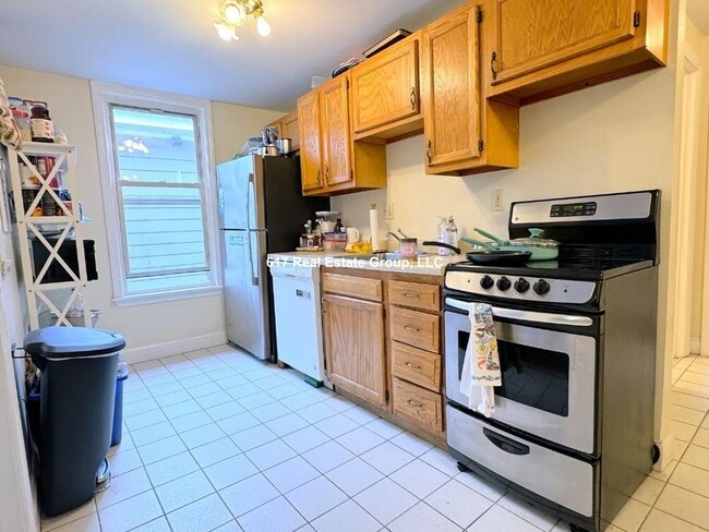 Photo - Large 4 bed 2 bath in a prime location in Coolidge Corner.