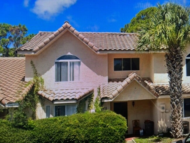 Building Photo - 3 Bedroom Townhome - New Pictures Coming Soon!!