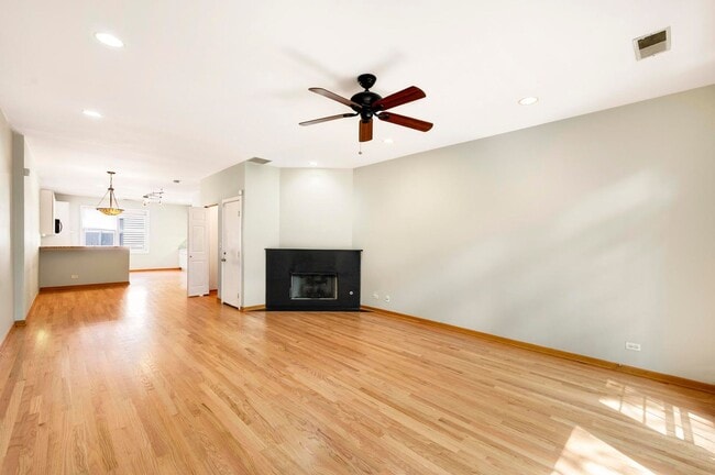 Photo - SOUTH LOOP - Gorgeous 3BD/2BTH Townhouse in gated community!