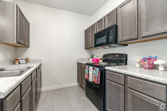 1 habitación, 1 baño - 756 pies cuadrados - Cocina - Denton Grove