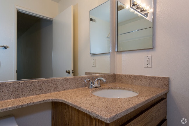1BR, 1BA - 605 SF