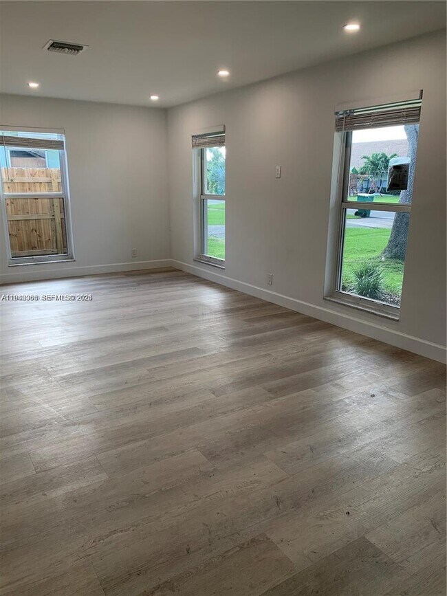 Photo - 227 SE 7th St