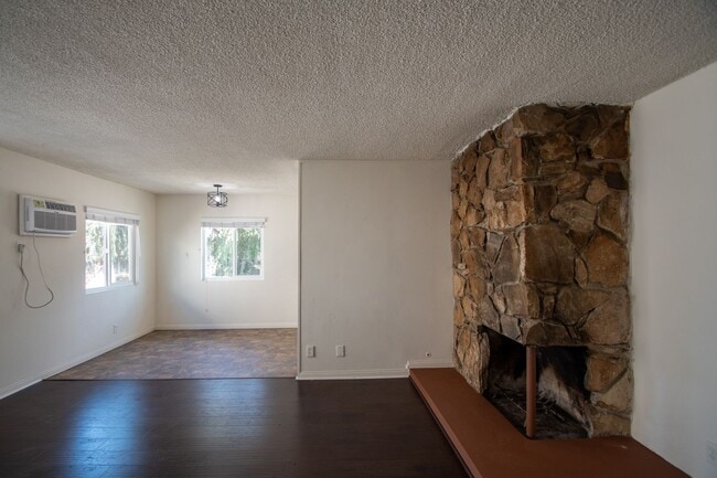 11100 Camarillo St Unit 04