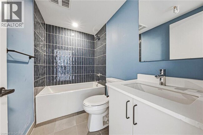Photo - 325 James St S Unité 205