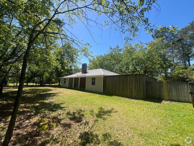 Building Photo - Freshly paint! No Carpet! Barn/Garage! Fir... Rental