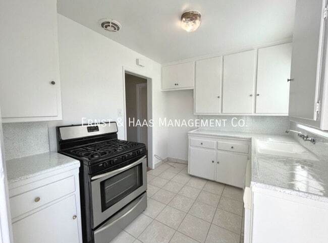 Photo - 510 Roycroft Ave