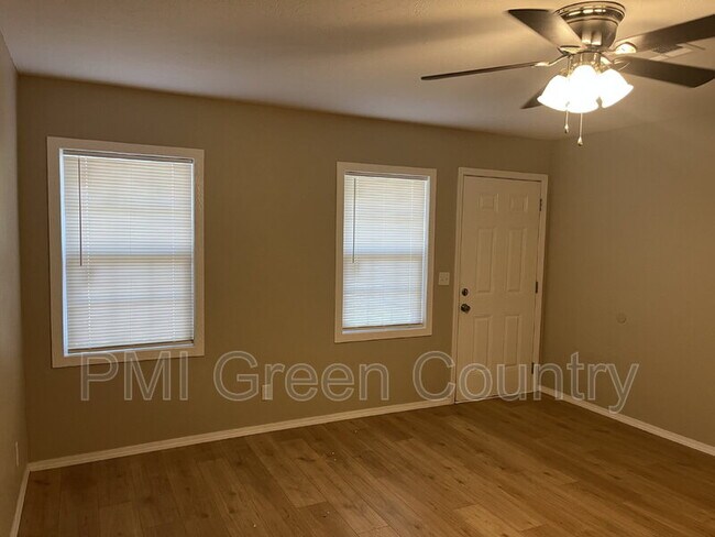 Photo - 1390 E 51st St N