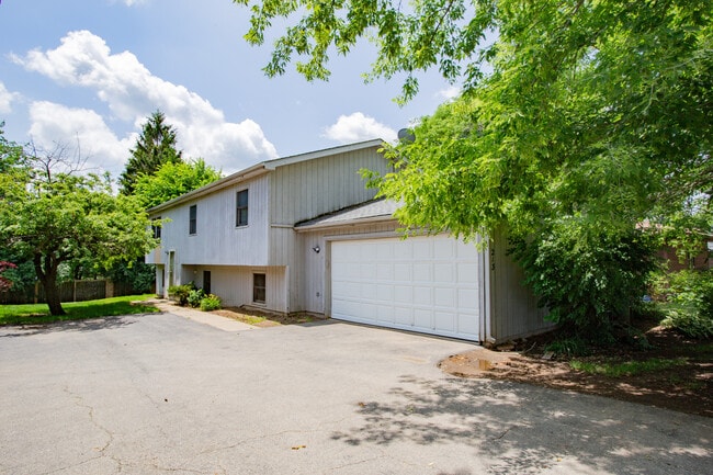 Photo - 213 W Winchester Rd