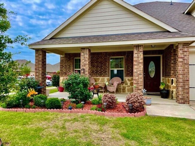 Building Photo - Elegant four-bedroom corner-lot home with hardwood floors, modern kitchen, master suite, and comm...