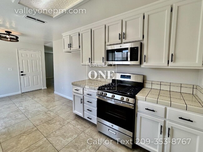 Photo - Commuter-Friendly 3 Bed, 2 Bath Home on Quiet Cul-De-Sac