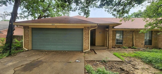 Photo - 2204 Oak Hill Dr
