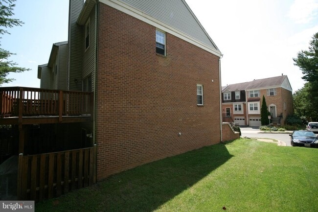 Photo - 512 Suffield Dr
