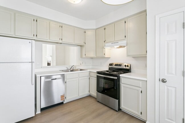 Photo - 104 Monument Ct
