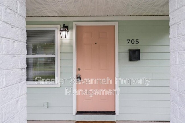 Photo - 705 W 47th St