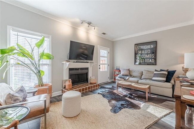 656 Park Village Dr NE