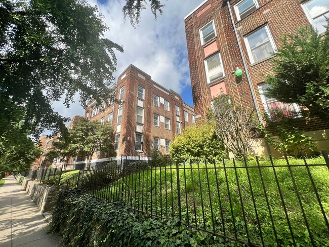 Charming 3 BR/1.5 BA Condo in Columbia Hei... - Charming 3 BR/1.5 BA Condo in Columbia Hei...