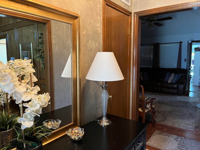 Barclay Foyer - 1504 Barclay Dr