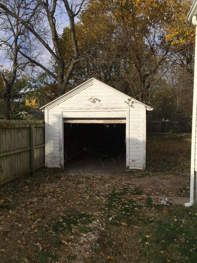 Photo - Very nice and LARGE 1 bed House for rent CLOSE TO MSU!