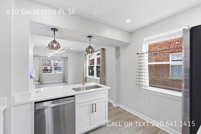 Photo - 610 Galveston Pl SE