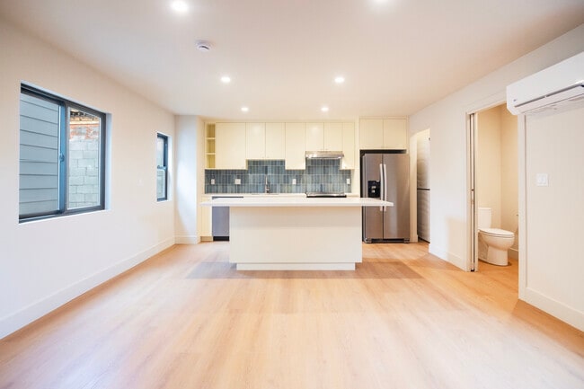 Building Photo - 4541 1/2 Melbourne Ave Unit 5