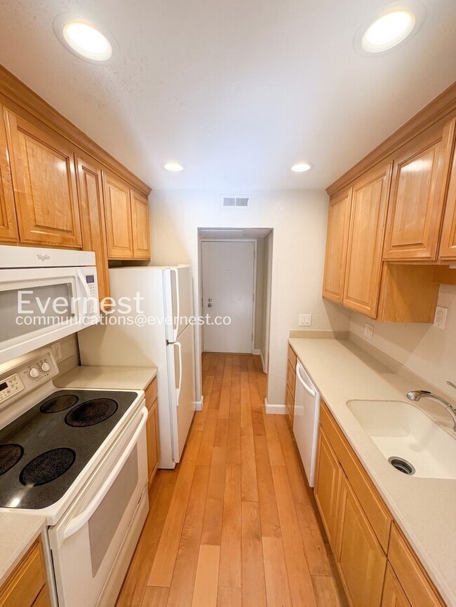 Building Photo - 320 N Civic Dr Unit APT 102