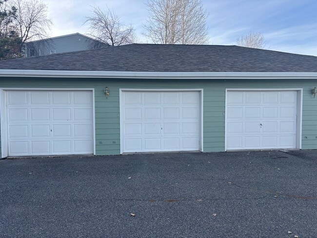 Photo - Cute 2 Bed 1 Bath Apartment, with Garage, and Wash/Dryer Included!!