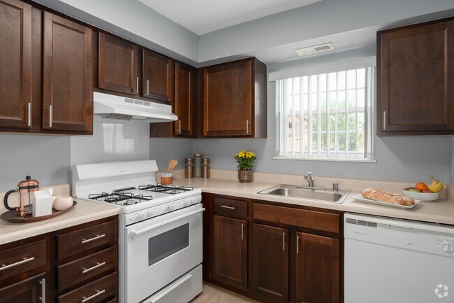 2BR, 2BA - 899SF