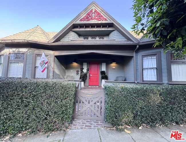 Building Photo - 814 E Edgeware Rd