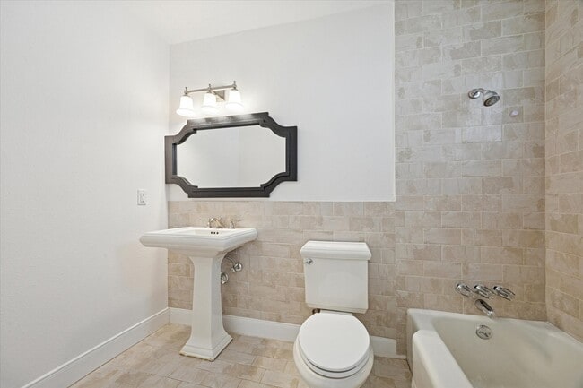 Building Photo - 4404 Vivian St