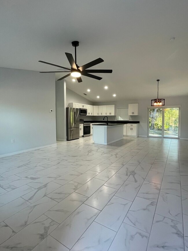 Photo - **SHOWS LIKE NEW!**