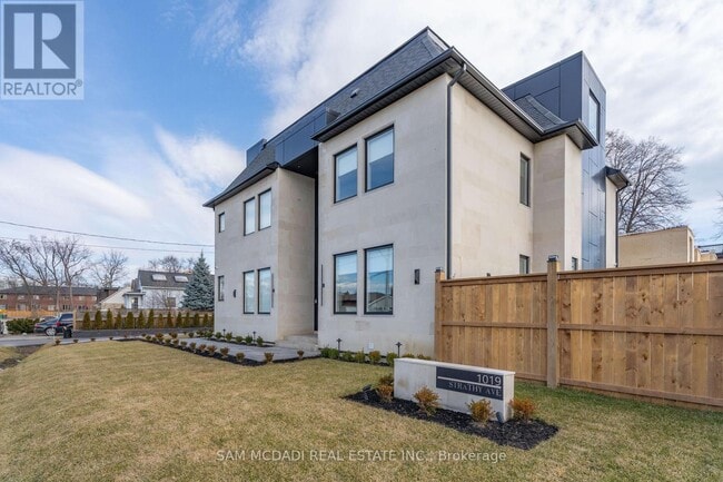 Photo - 1019 Strathy Ave