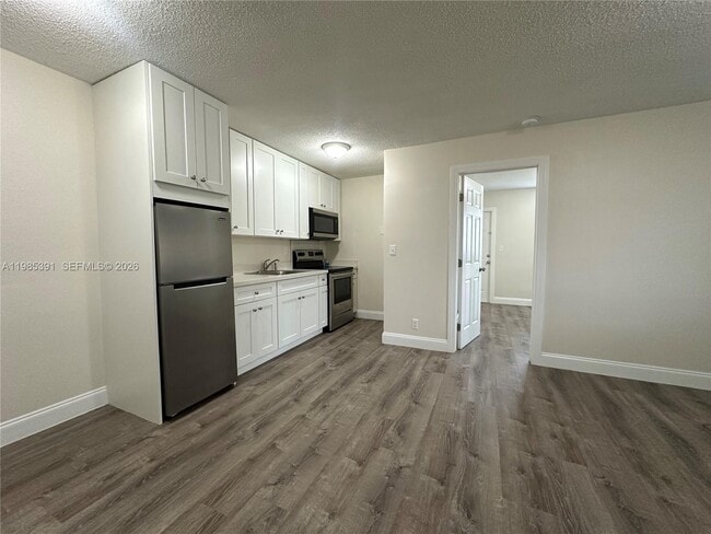 Building Photo - 5901 NE 18th Ave Unit 2