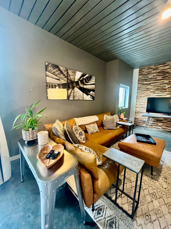 Photo - 620 Glen Iris Dr NE Unidad 311