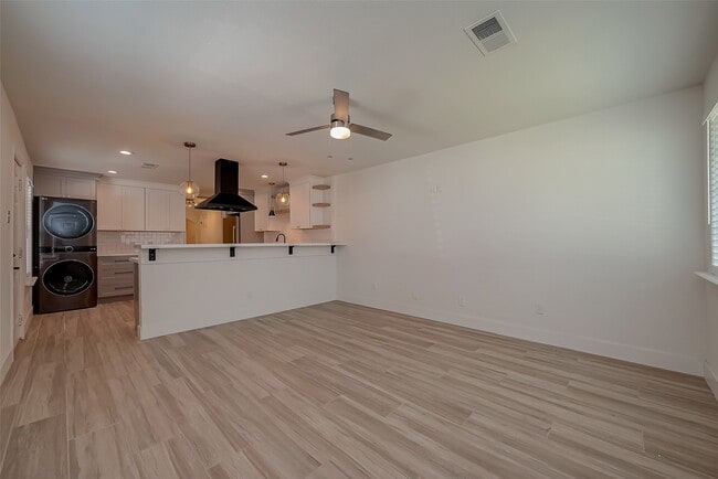 Photo - 915 Adele St
